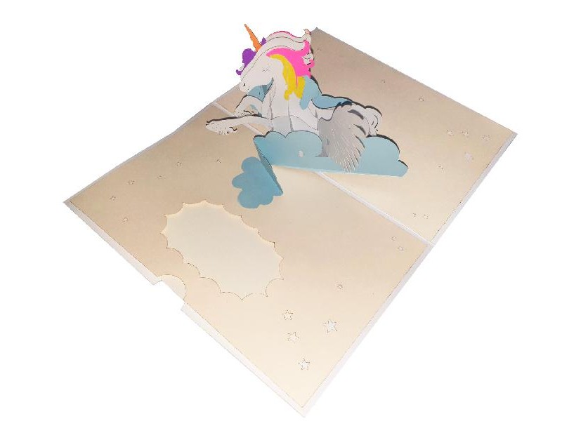 Biglietto pop-up 3D con unicorno multicolore che fluttua tra nuvole crema