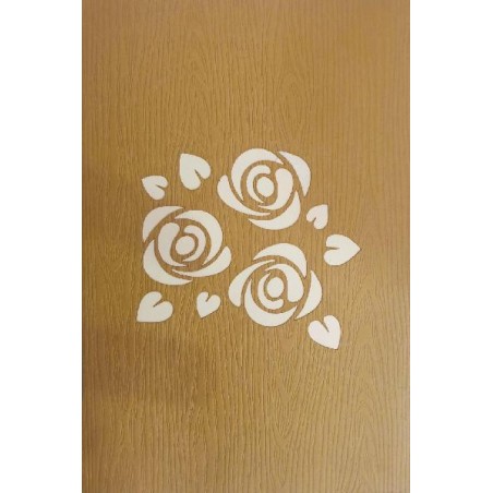 Copertina biglietto effetto legno con incisioni laser di rose stilizzate e cuori bianchi.