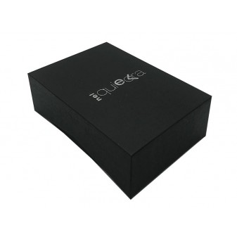 Confezione regalo rigida nera con logo NelQuieOra stampato in argento