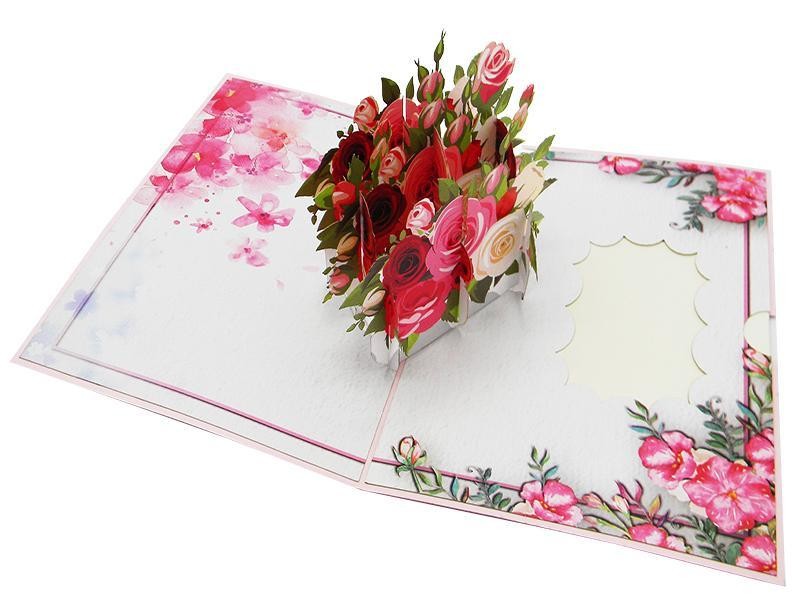 Biglietto pop-up 3D cesto di rose colorate su sfondo floreale