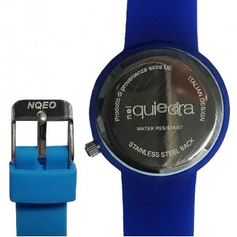 Dettaglio fondello e fibbia in acciaio dell’orologio blu NelQuieOra, incisione e cinturino silicone