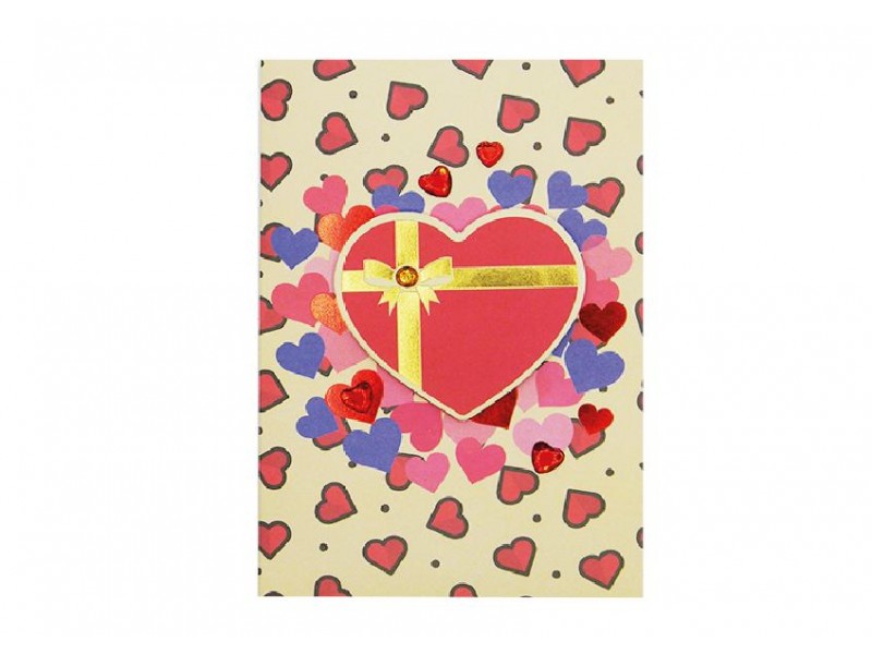 Biglietto d’amore con cuori colorati e fiocco dorato sulla copertina