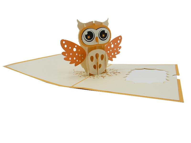 Biglietto 3D aperto con gufo tridimensionale in volo e occhi con stelline