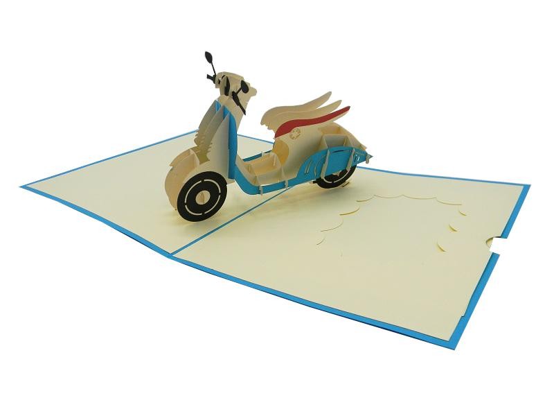 Biglietto auguri pop-up Vespa azzurra tridimensionale con foulard rosso